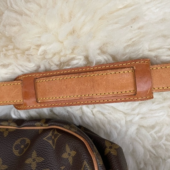 SOLD ✅ 🎀HOST PICK x 3 🎀 Louis Vuitton Saumur GM (35) - Picture 6 of 16